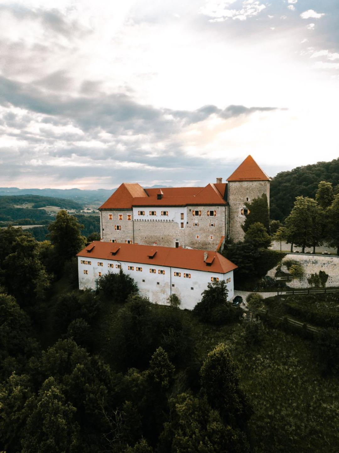 Rooms & Apartments Podsreda Castle Eksteriør bilde